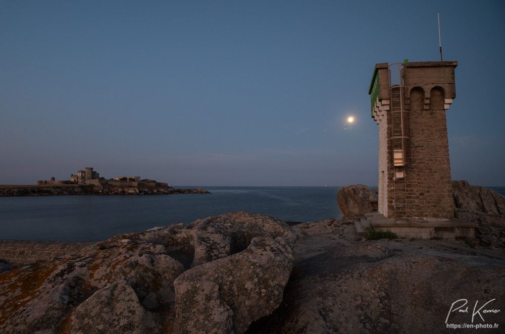 coucher de lune au phare de Trévignon à Trégunc
