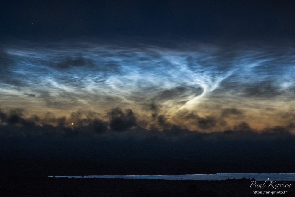 nuage noctulescent ou noctiluque brilland dans la nuit sur les Monts d'Arrée