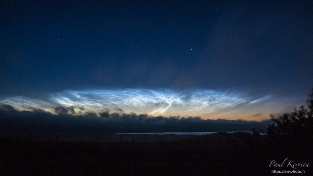 nuage noctulescent éclairant le lac de Brennilis durant la nuit dans les Monts d'Arrée
