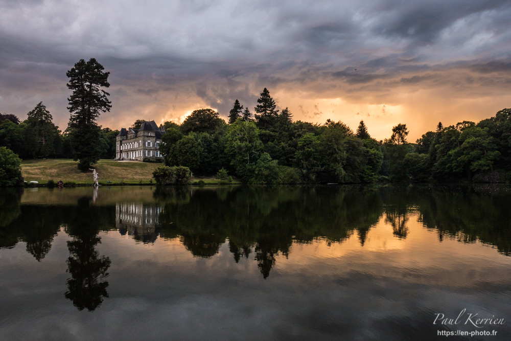 sunset sur l'étang du château de Trohanet par un soir d'orage