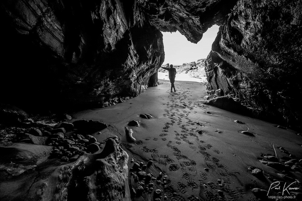 faire le clown à l'entrée de la grotte